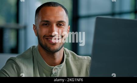 Homme d'affaires afro-américain au bureau pensif réfléchir à la solution de problème stratégie d'affaires regardant caméra avec le sourire. Homme multiracial Banque D'Images