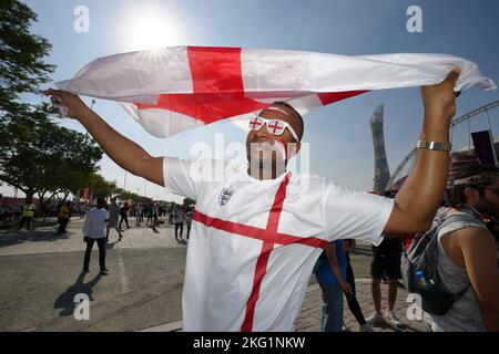 Un fan de l'Angleterre avant le match de la coupe du monde de la FIFA, groupe B, au stade international de Khalifa, à Doha. Date de la photo: Lundi 21 novembre 2022. Banque D'Images