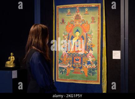 Hong Kong, Chine. 21st novembre 2022. Bonhams Ceramics chinois et ventes d'œuvres d'art. Un grand Thangka de Bouddha Shakyamuni. Alamy Live News/Jayne Russell Credit: Jayne Russell/Alamy Live News Banque D'Images