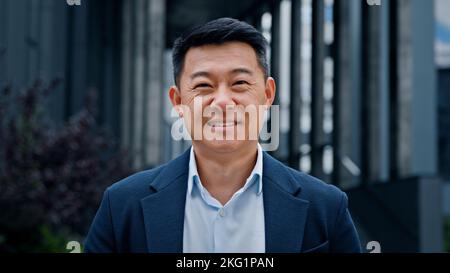 Vue rapprochée de la ville en plein air asiatique homme d'affaires coréen chef d'entreprise PDG souriant heureux homme d'affaires d'âge moyen professionnel Banque D'Images