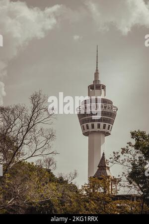 Samut prakan, Thaïlande - 18 novembre 2022 : le site d'intérêt de la province de Samut Prakan a la Tour d'observation de Samut Prakan et la Tour d'horloge de Pak-Nam avec le Banque D'Images