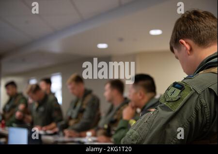 L'équipage affecté à l'escadron de la bombe expéditionnaire 37th, base aérienne d'Ellsworth, Dakota du Sud, écoute un compte-rendu avant une mission de la Force opérationnelle de bombardier à la base aérienne d'Andersen, Guam, le 24 octobre 2022. Les missions du Groupe de travail sur les bombardiers démontrent la létalité et l'interopérabilité à l'appui d'une Indo-Pacific libre et ouverte. Banque D'Images