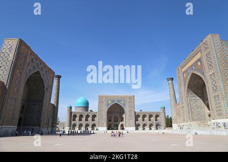 Ulughbek Madrasa (à gauche) Tilla Kari Madrasa (au centre) et Sher Dor Madrasa (à droite), Registan, Samarkand, province de Samarkand, Ouzbékistan, Asie centrale Banque D'Images