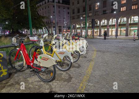 Le vélo partage dans une grande ville. BikeMi le vélo partage de la commune de Milan, pratique et écologique système de transports publics, Italie Banque D'Images