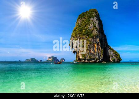 Rocky Mountain dans l'eau, Ko Rang Nok, Ao Phra Nang Beach, Ao Nang, Krabi, Thaïlande Banque D'Images