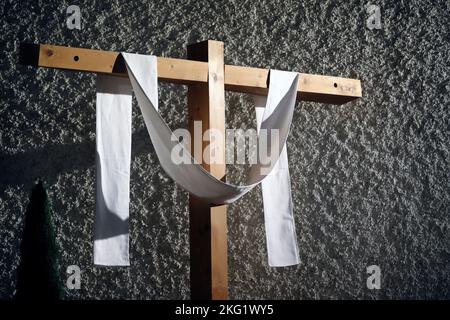 Chapelle Saint-Jean-Baptiste. Semaine Sainte. Célébration de la veillée de Pâques. Croix renforcée, également connue sous le nom de Croix drapée ou Croix de Résurrection. Suisse. Banque D'Images