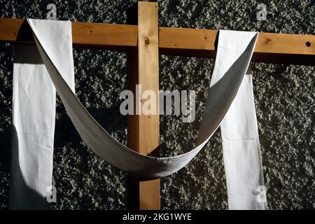 Chapelle Saint-Jean-Baptiste. Semaine Sainte. Célébration de la veillée de Pâques. Croix renforcée, également connue sous le nom de Croix drapée ou Croix de Résurrection. Suisse. Banque D'Images