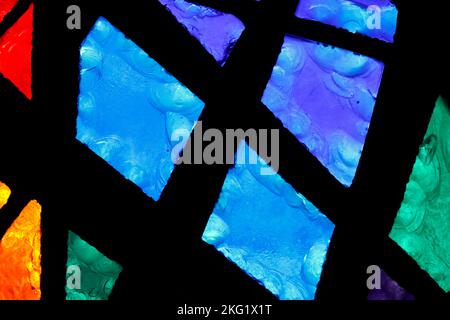 Église catholique. Fenêtre en vitraux de couleur. Suisse. Banque D'Images