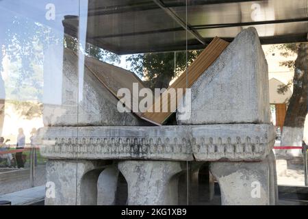 Pierre Quran géante, Mosquée Bibi Khanym, rue Karimov, centre historique, Samarkand, Province de Samarkand, Ouzbékistan, Asie centrale Banque D'Images