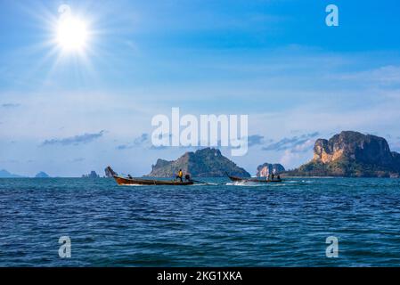 L'homme à longue queue bateau dans la mer, Ko Rang Nok, Ao Phra Nang Beach, Ao Nang, Krabi, Thaïlande Banque D'Images