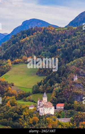 Automne aux couleurs automnales au château de Trostburg - 'Trostburg' en allemand, 'Castel Trostburg' ou 'Castel forte' en italien -, l'une des plus splendides CA Banque D'Images