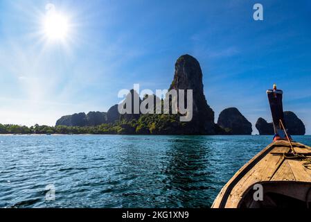 Rocky Mountain dans l'eau, Ko Rang Nok, Ao Phra Nang Beach, Ao Nang, Krabi, Thaïlande Banque D'Images