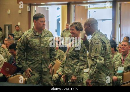 8th Commandant général de l'Armée (CG) Lgén Willard Burleson, Centre d'excellence médical de l'Armée des États-Unis CG, Major général Michael Talley et 18th Commandement médical CG Brig. Général (P) Paula Lodi conversant pendant le parallèle de 38th. Banque D'Images