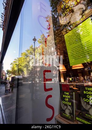 Façade de Foyles, la célèbre librairie sur Charing Cross Road, Londres, reflétant la rue en face Banque D'Images