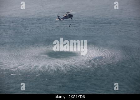 221024-A-NR779-1010 GOLFE PERSIQUE (OCT 24, 2022) les marins affectés à l'Escadron de combat de la mer (HSC) 26 participent à l'entraînement de recherche et de sauvetage dans le golfe Arabo-Persique, le 24 octobre. HSC-26 forme des pilotes et des aviateurs à utiliser le MH-60s Sea Hawk dans le monde entier dans diverses missions, y compris le soutien logistique de la flotte, la recherche et le sauvetage, l'évacuation médicale, le soutien spécial de guerre, la guerre anti-surface, aide humanitaire et secours en cas de catastrophe. Banque D'Images