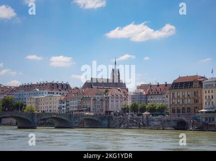BÂLE, SUISSE, 7 JUILLET 2022 : pont Wetsteinbrucke sur le Rhin et bâtiments historiques de la ville. Promenade à travers la vieille ville bien préservée en Europe. Banque D'Images