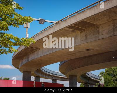 BÂLE, SUISSE, 7 JUILLET 2022 : rues de la nouvelle ville de Bâle, transports publics urbains, journée ensoleillée d'été dans la ville. vue de fond du pont autobahn Banque D'Images