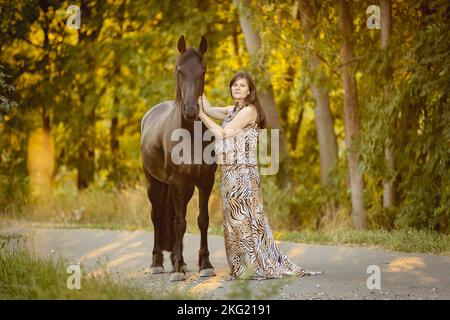 jeune femme avec jument de friesian Banque D'Images