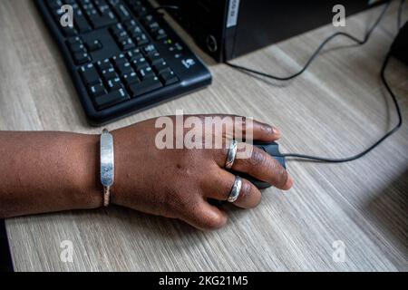 Formation en informatique à la Maison Bakhita, un centre pour migrants dirigé par le diocèse catholique de Paris. Paris, France Banque D'Images