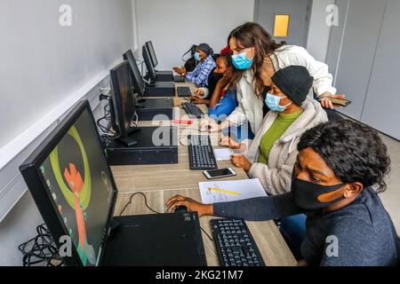 Formation en informatique à la Maison Bakhita, un centre pour migrants dirigé par le diocèse catholique de Paris. Paris, France Banque D'Images