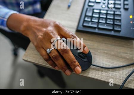 Formation en informatique à la Maison Bakhita, un centre pour migrants dirigé par le diocèse catholique de Paris. Paris, France Banque D'Images