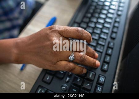 Formation en informatique à la Maison Bakhita, un centre pour migrants dirigé par le diocèse catholique de Paris. Paris, France Banque D'Images