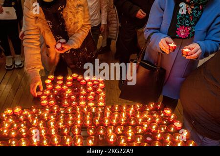 Bougies d'éclairage fidèles après masse dans la cathédrale grecque catholique ukrainienne de Saint Volodymyr, Paris, France Banque D'Images