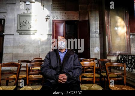 Ancien musulman converti au christianisme priant à l'église catholique notre-Dame de la Gare, Paris Banque D'Images