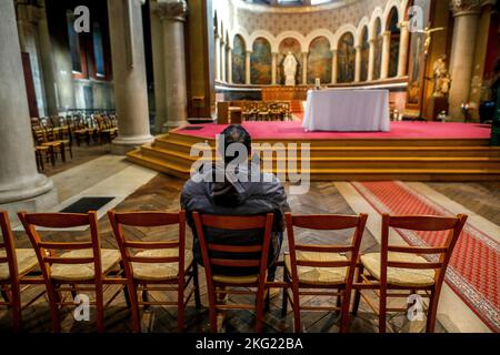 Ancien musulman converti au christianisme priant à l'église catholique notre-Dame de la Gare, Paris Banque D'Images