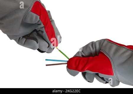 Mains dans des gants de protection et câble électrique isolé sur fond blanc Banque D'Images