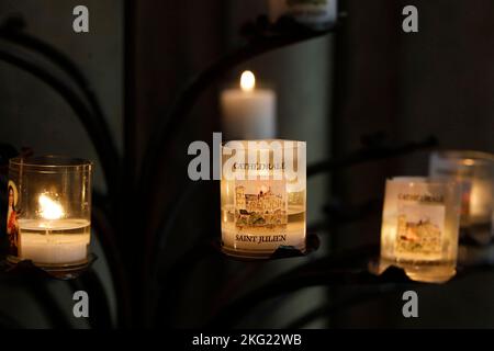Bougies dans la cathédrale Saint Julien, le Mans, France Banque D'Images