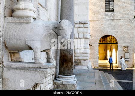 Statue à l'extérieur de la basilique Saint Nicola, Bari, Italie Banque D'Images