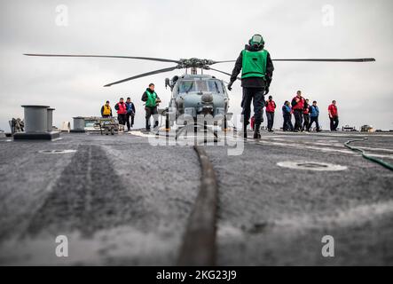 MER BALTIQUE (oct 24, 2022) des marins effectuent un dévaster de débris d'objets étrangers sur le pont de vol du destroyer de missiles guidés de la classe Arleigh Burke USS Roosevelt (DDG 80), le 24 octobre 2022. Roosevelt est sur un déploiement prévu dans la zone des opérations de la Naval Forces Europe des États-Unis, employé par la U.S. Sixth Fleet pour défendre les intérêts américains, alliés et partenaires. Banque D'Images