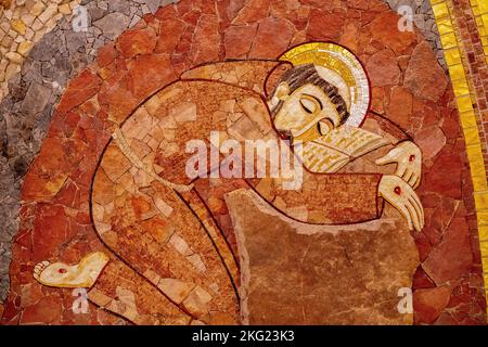 Mosaïque de l'église inférieure dans la basilique de Padre Pio, San Giovanni Rotondo, Italie. Saint François priant dans une grotte Banque D'Images