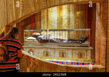 La tombe de Padre Pio dans la crypte de la basilique de Padre Pio, San Giovanni Rotondo, Italie. Banque D'Images