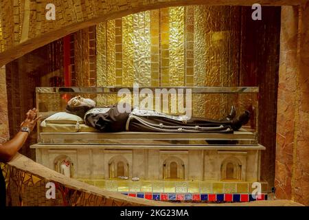 La tombe de Padre Pio dans la crypte de la basilique de Padre Pio, San Giovanni Rotondo, Italie. Banque D'Images