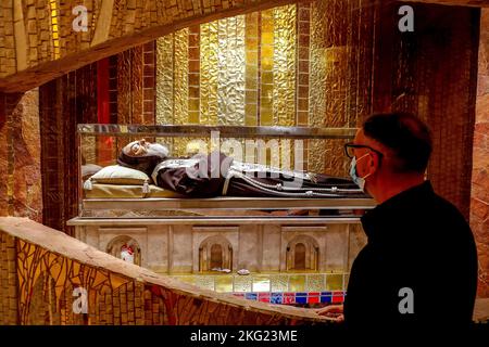 La tombe de Padre Pio dans la crypte de la basilique de Padre Pio, San Giovanni Rotondo, Italie. Banque D'Images