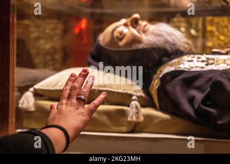 La tombe de Padre Pio dans la crypte de la basilique de Padre Pio, San Giovanni Rotondo, Italie. Banque D'Images