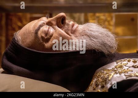 La tombe de Padre Pio dans la crypte de la basilique de Padre Pio, San Giovanni Rotondo, Italie. Banque D'Images