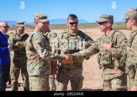 Brig. De l'armée américaine Le général Thomas Moore II, à gauche, adjoint général adjoint de l'Armée de terre, Garde nationale de l'Ohio, est accueilli par le Sgt de l'Armée des États-Unis. Skylar Ashley, à droite, un fantassin affecté au 1st Bataillon, 125th Infantry Regiment, 37th Infantry Brigade combat Team lors d'un exercice d'entraînement mobile Low, Slow, Small Unshied Aerial Vehicle Integrated Defense System (M-LIDS) près de fort Bliss, Texas, le 24 octobre 2022. Le véhicule M-LIDS, lourdement blindé et monté sur armes, utilise de nombreux capteurs pour détecter les systèmes d'avions sans pilote ennemis (UAS) avant des détruire par l'utilisation d'une variété d'armes et de brouillage Banque D'Images