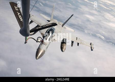 Un Super Hornet F/A-18 de la Marine américaine reçoit du carburant d'un KC-135 Stratotanker affecté à l'escadron de ravitaillement aérien 909th lors d'un exercice d'entraînement conjoint sur l'océan Pacifique, le 24 octobre 2022. Au cours de la méthode de ravitaillement en carburant par sonde, une sonde rétractable de l'avion récepteur se connecte à la purge, qui passe derrière l'avion-citerne par un tuyau fixé à la perche volante. Banque D'Images