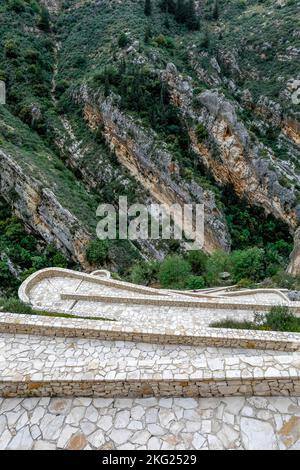 Vue sur la vallée de Kannoubine et escalier menant au monastère orthodoxe de notre-Dame de Hamatoura, Kousba, Liban Banque D'Images