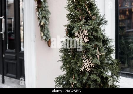 Arbre de noël extérieur décoré avec goût Banque D'Images