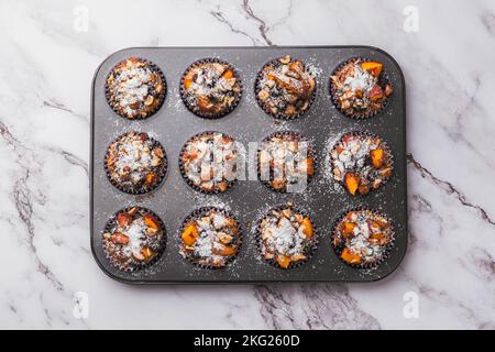 Biscuits, cupcakes, bonbons, gâteau et décoration de fête. Fête d'anniversaire ou de mariage Banque D'Images