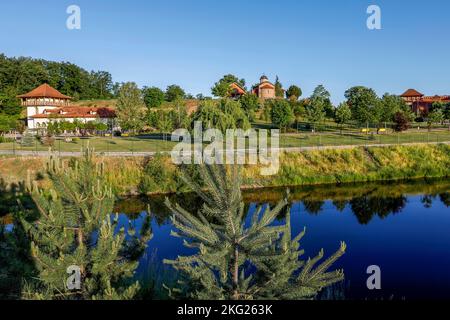 Monastère orthodoxe ZICA et étang près de Kraljevo, Serbie Banque D'Images