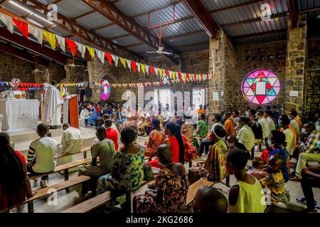 Messe du dimanche à l'église commémorative du génocide de Karongi, Kibuye, dans l'ouest du Rwanda Banque D'Images