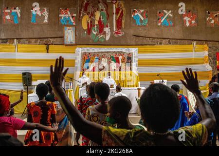 Messe du dimanche à l'église commémorative du génocide de Karongi, Kibuye, dans l'ouest du Rwanda Banque D'Images