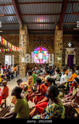 Messe du dimanche à l'église commémorative du génocide de Karongi, Kibuye, dans l'ouest du Rwanda Banque D'Images