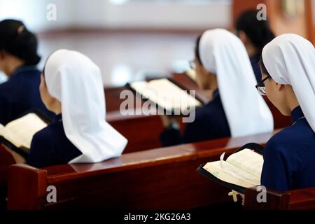 Église catholique. Communauté dominicaine. Le catholicc nuns à la masse. Bien Hoa. Vietnam. Banque D'Images