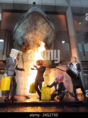 Les activistes de la rébellion océanique manifestent par le vomissement de fausses huiles et par un incendie lors d'une manifestation en dehors de l'Organisation maritime internationale (OMI), dans le centre de Londres, qui coïncide avec une série plus large d'actions visant à réduire les liens avec l'industrie des combustibles fossiles. Date de la photo: Lundi 21 novembre 2022. Banque D'Images